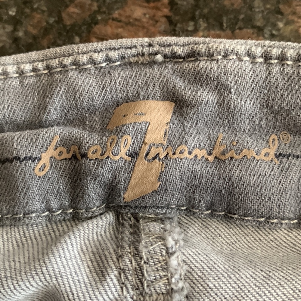 7 FOR ALL MANKIND | Karah Gray Form Fitted Straight Leg Jeans - Picture 10 of 12